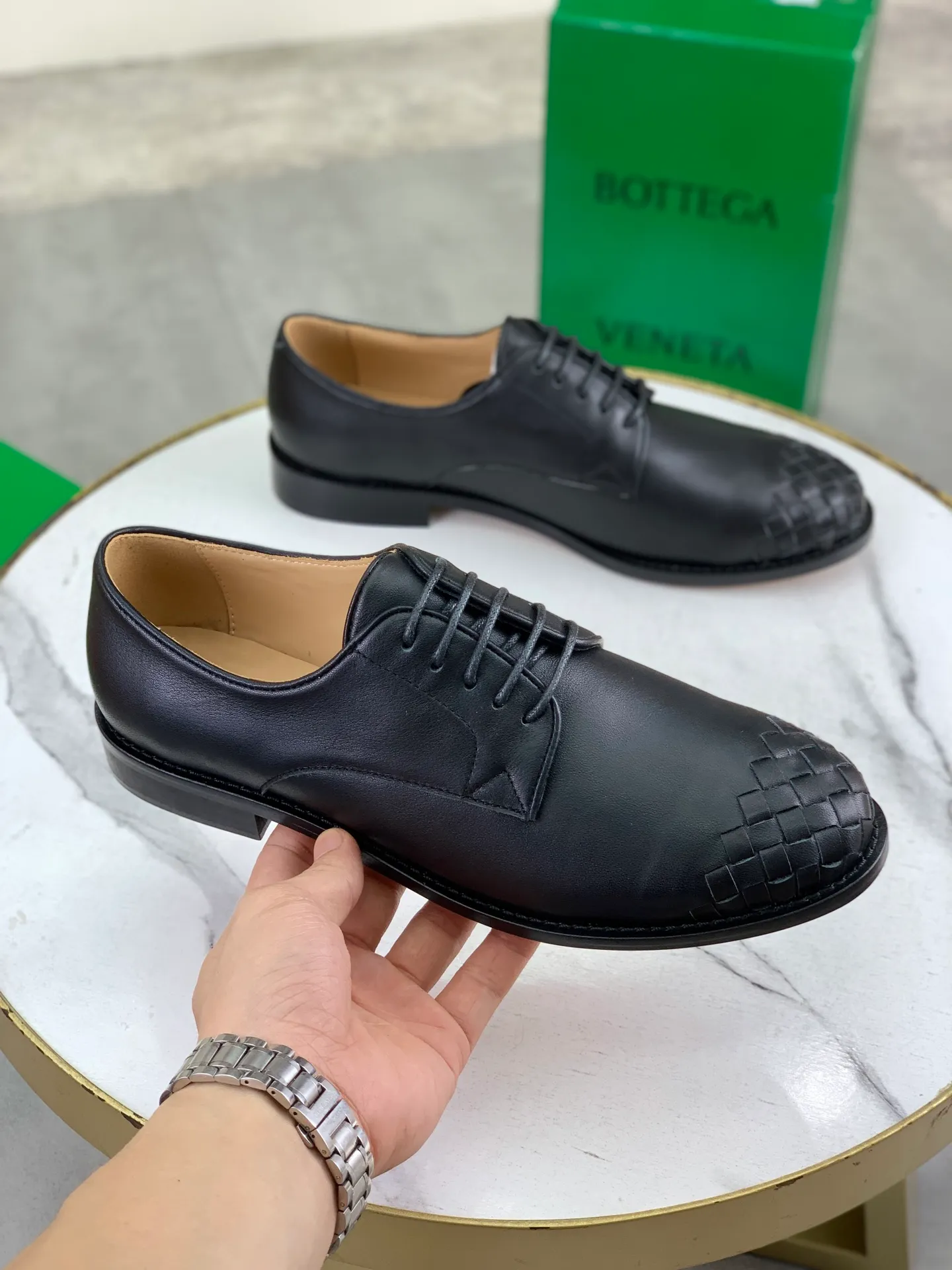 Factory price P860💰Top quality (genuine leather outsole series)💎💎💎 BOTTEGA VENETA official website synchronizes the latest model, top version of the highest version of BV business leather shoes in the market, accept material comparison, shoe type comparison, process comparison, practical and textured, versatile and suitable for any occasion, the more you look at it, the more flavorful it becomes. Pure hand-woven craftsmanship - upper material, imported original hand-woven calfskin - high-quality water-dyed cowhide inside - original private model customized handmade leather outsole -Size: female 35-39 (34 40 customized) male 39-44 (38 45 customized) Comes with original BV green box, complete packaging.